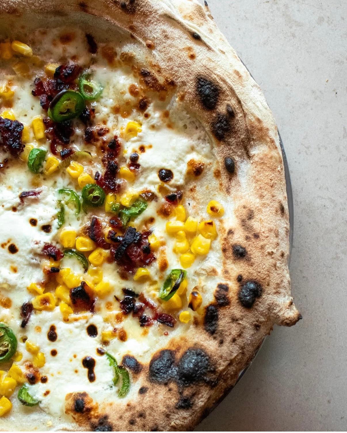 Pizza napolitana Pecorina com catupitozzi, milho, bacon, jalapeños e queijo pecorino ralado, saída do forno da Tozzi Forneria Moderna em Lisboa
