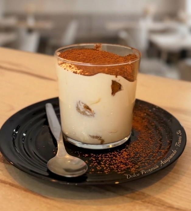 Tiramisù artesanal servido em copo na Tozzi Forneria Moderna, sobremesa italiana em Lisboa
