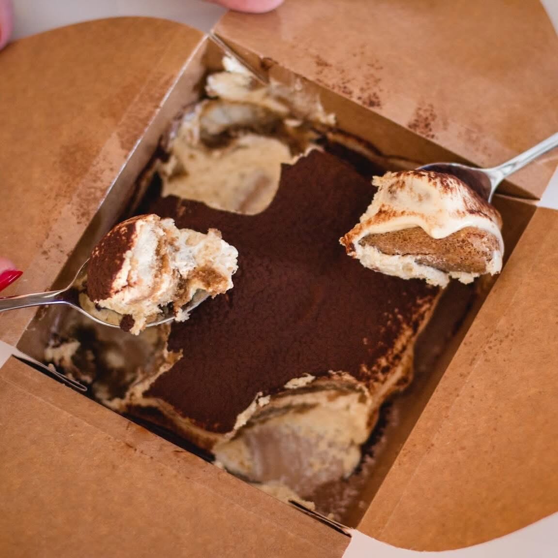 Tiramisù artesanal da Tozzi Forneria Moderna em caixa de take away, sobremesa italiana em Lisboa