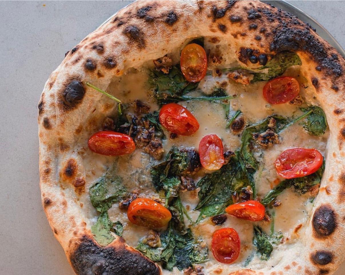 Pizza napolitana Bluezzi com creme de queijo azul, espinafres, tomate cherry confitado e nozes torradas, saída do forno da Tozzi Forneria Moderna em Lisboa